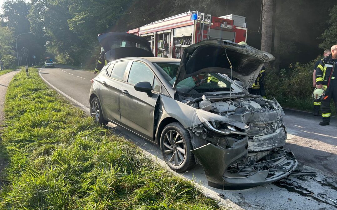 PKW brennt nach Verkehrsunfall