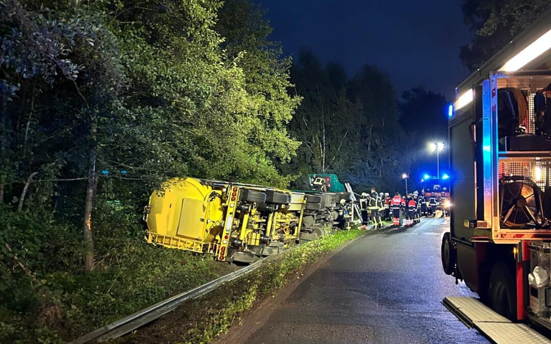 LKW in Graben – Fahrer eingeklemmt