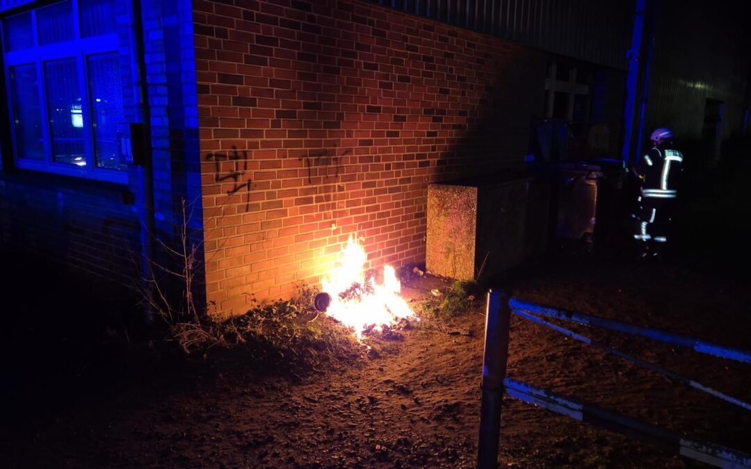 Brand Papiertonne an Gebäude