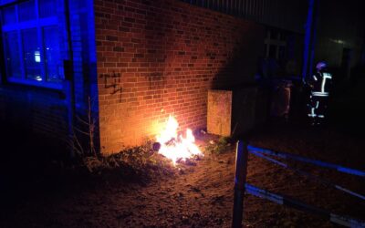 Brand Papiertonne an Gebäude